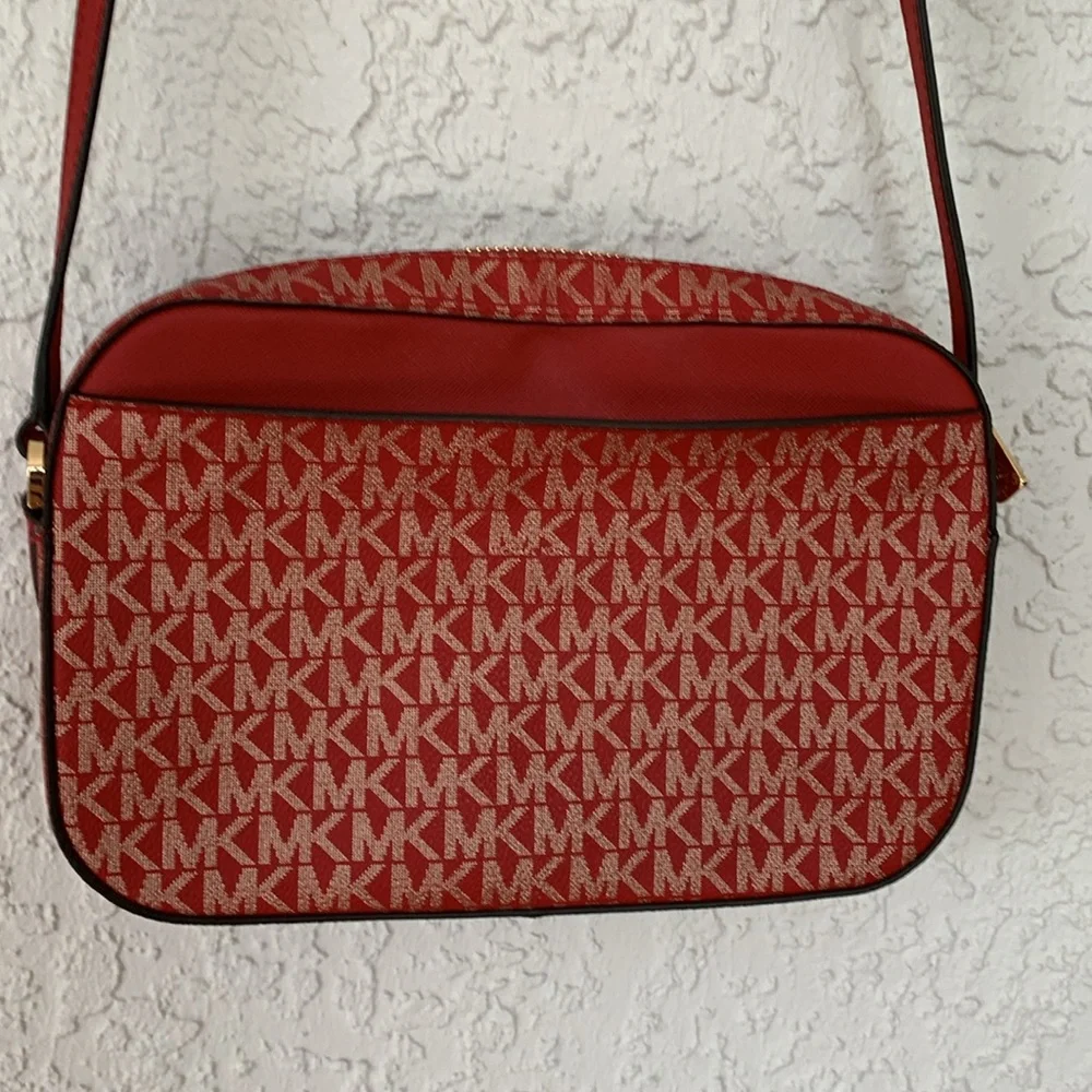 Michael Kors crossbody purse with removable chain lots of pockets